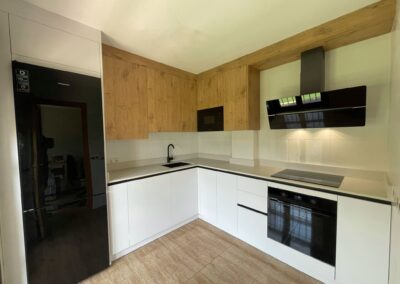 Cocina en blanco mate y roble H
