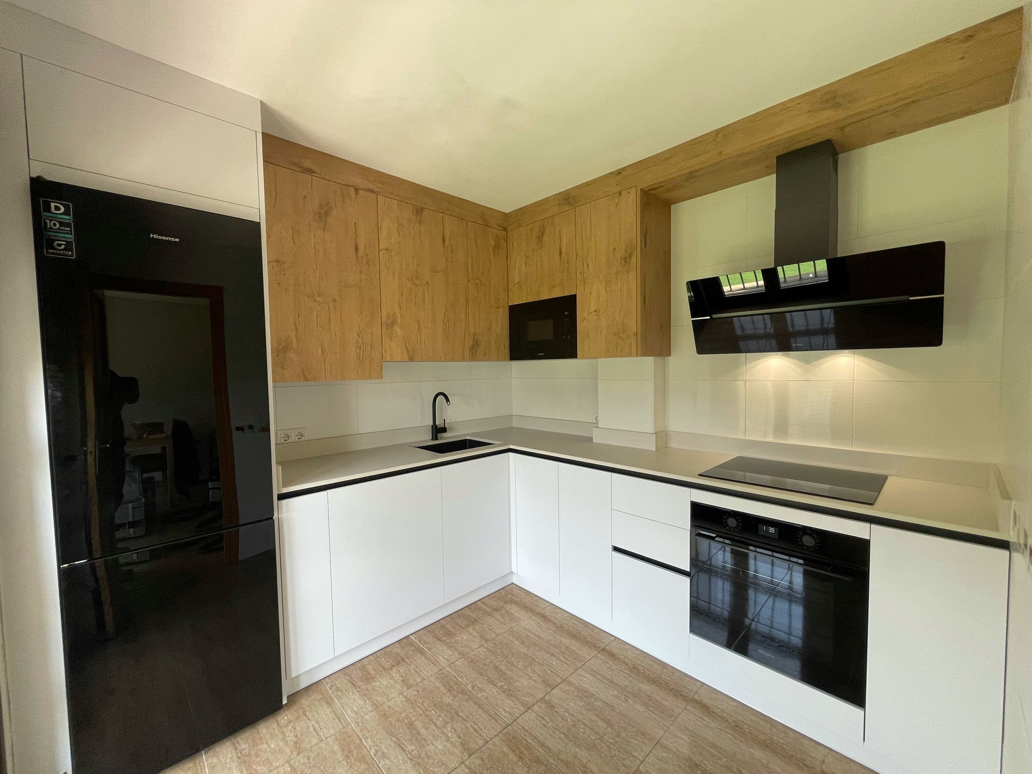 Cocina en blanco mate y roble H