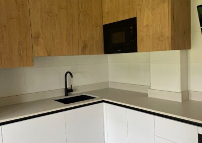 Cocina en blanco mate y roble11