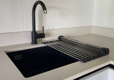 Cocina en blanco mate y roble13