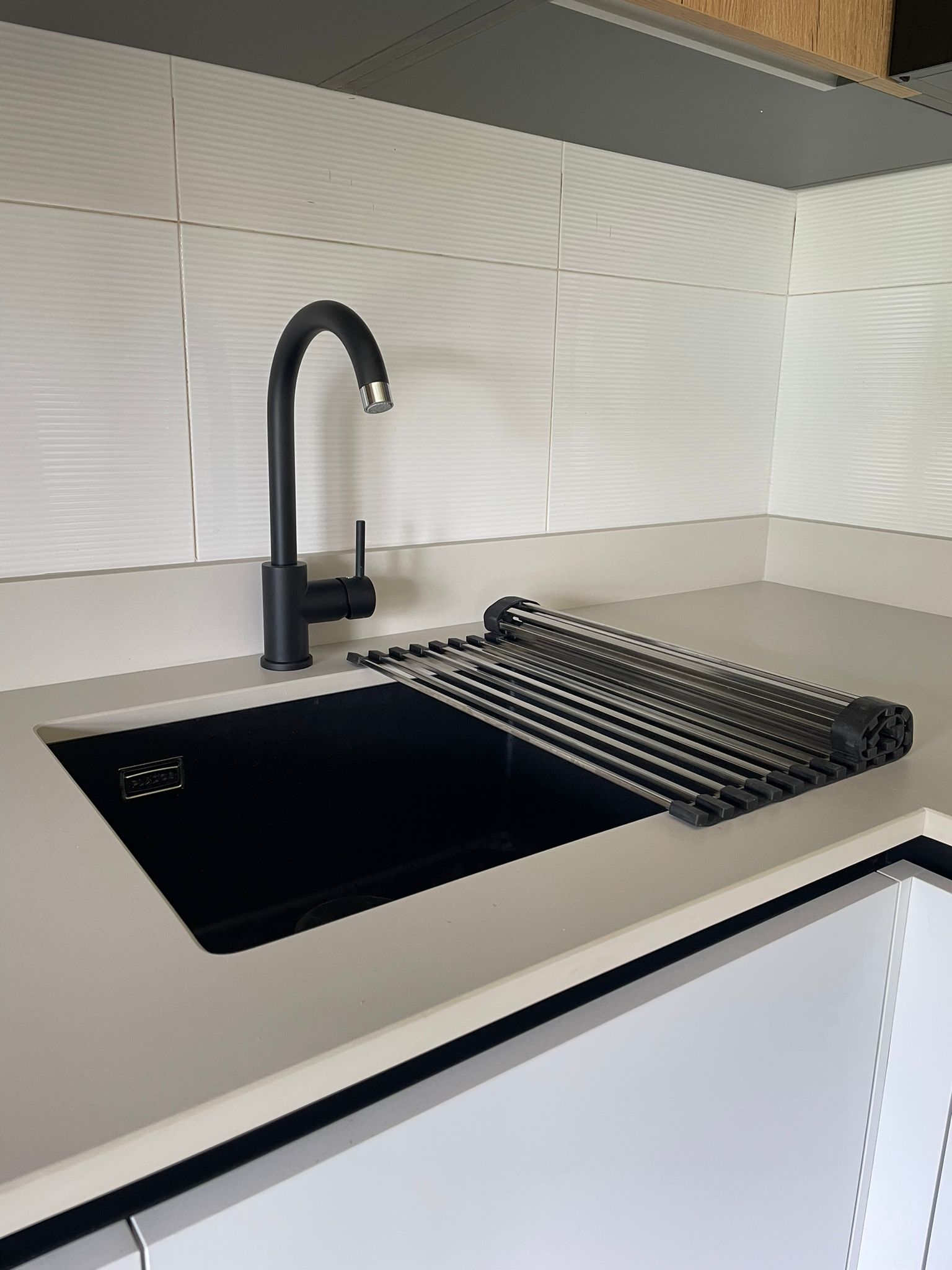 Cocina en blanco mate y roble13