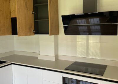 Cocina en blanco mate y roble14