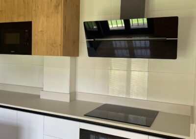 Cocina en blanco mate y roble7