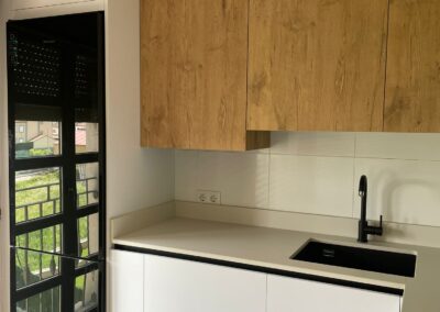 Cocina en blanco mate y roble8