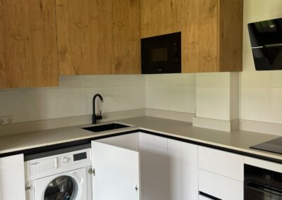 Cocina en blanco mate y roble9